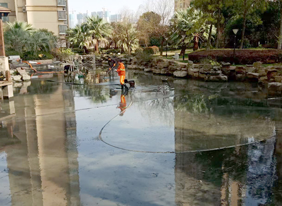 友谊景观池淤泥清理