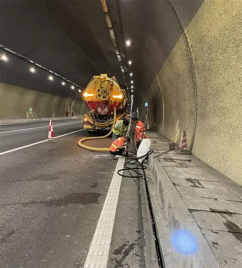 友谊隧道排水渠清淤